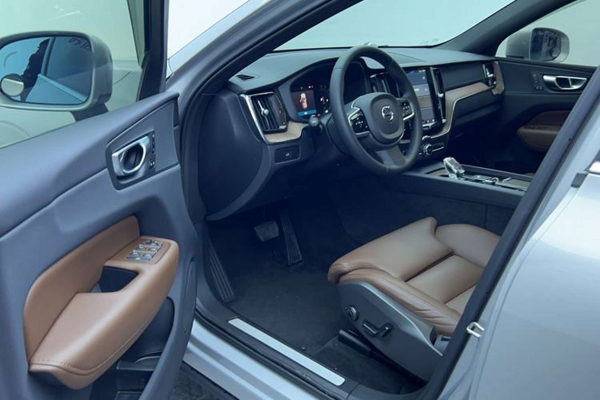 Used Volvo XC60 2023 B5 4x4 Smart Luxury Edition Interior 3