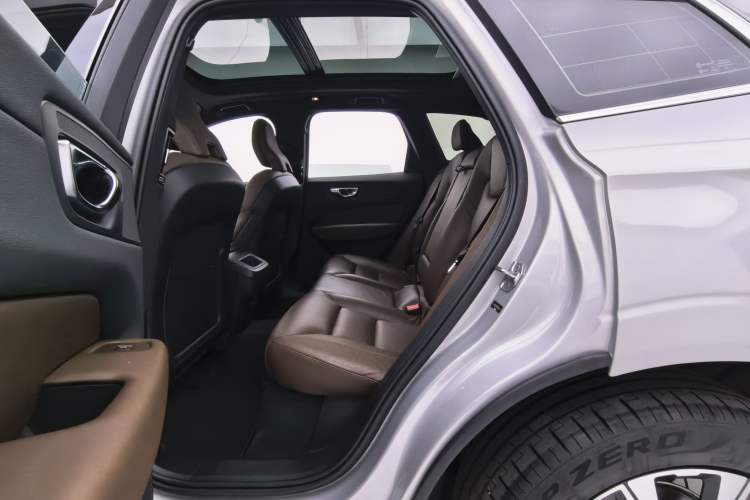 Used Volvo XC60 2023 B5 4x4 Smart Luxury Edition Interior 4