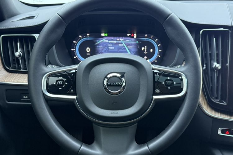 Used Volvo XC60 2023 B5 4x4 Smart Luxury Edition Interior 5
