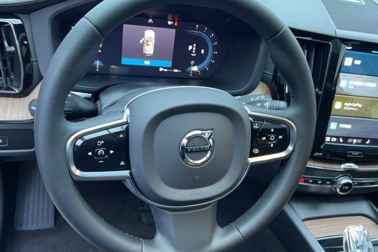 Used Volvo XC60 2023 B5 4x4 Smart Luxury Edition Interior 5