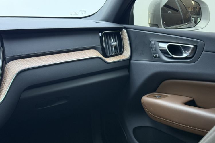 Used Volvo XC60 2023 B5 4x4 Smart Luxury Edition Interior 6