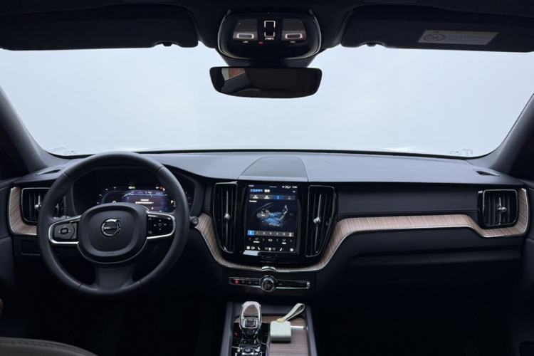 Used Volvo XC60 2023 B5 4x4 Smart Luxury Edition Interior 9