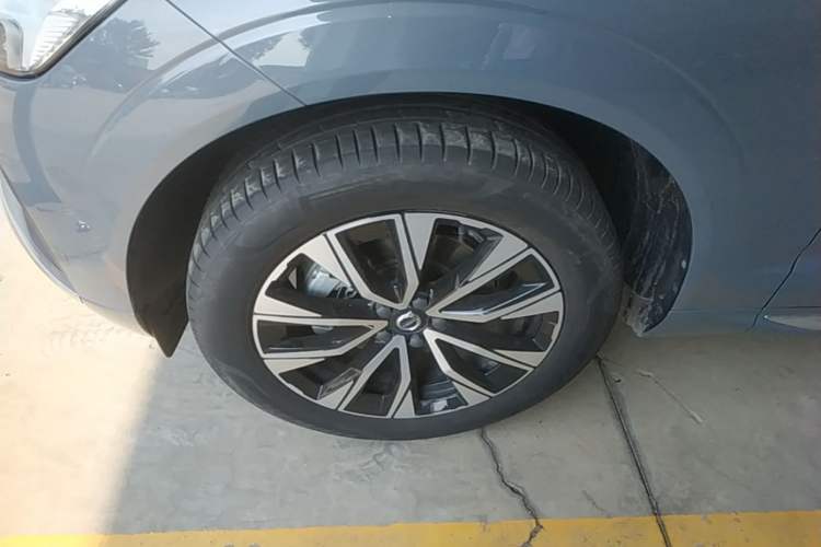Used Volvo XC60 2023 B5 4x4 Smart Luxury Edition Left Front Wheel Hub