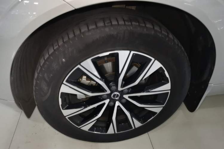 Used Volvo XC60 2023 B5 4x4 Smart Luxury Edition Left Front Wheel Hub