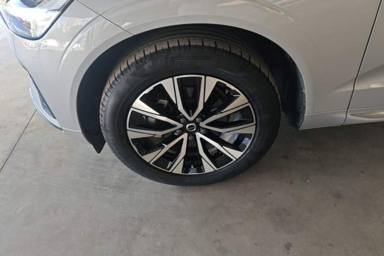 Used Volvo XC60 2023 B5 4x4 Smart Luxury Edition Left Front Wheel Hub