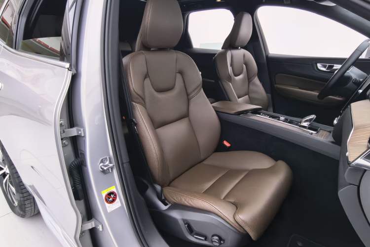 Used Volvo XC60 2023 B5 4x4 Smart Luxury Edition Right Front Seat
