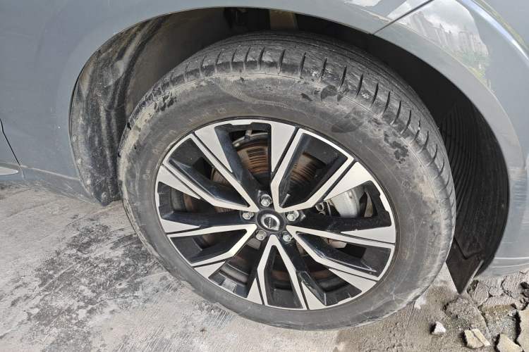 Used Volvo XC60 2023 B5 4x4 Smart Luxury Edition Right Front Wheel Hub