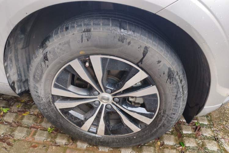 Used Volvo XC60 2023 B5 4x4 Smart Luxury Edition Right Front Wheel Hub