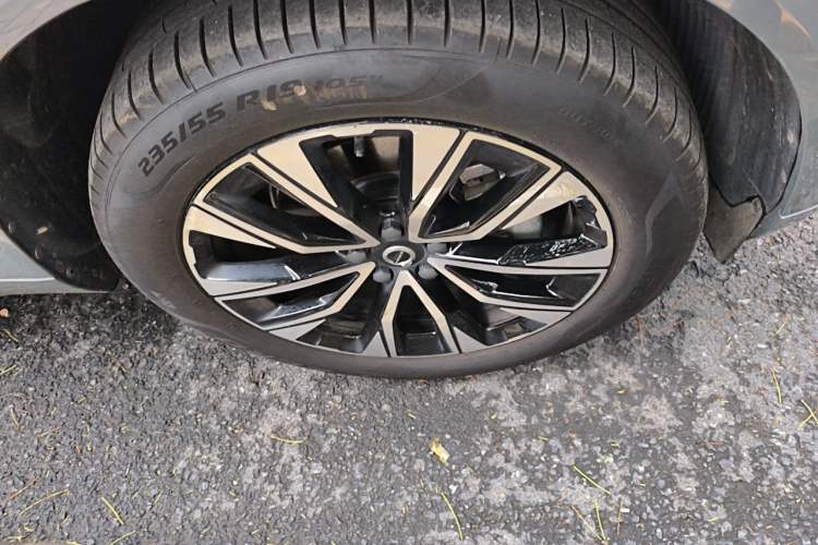 Used Volvo XC60 2023 B5 4x4 Smart Luxury Edition Right Front Wheel Hub