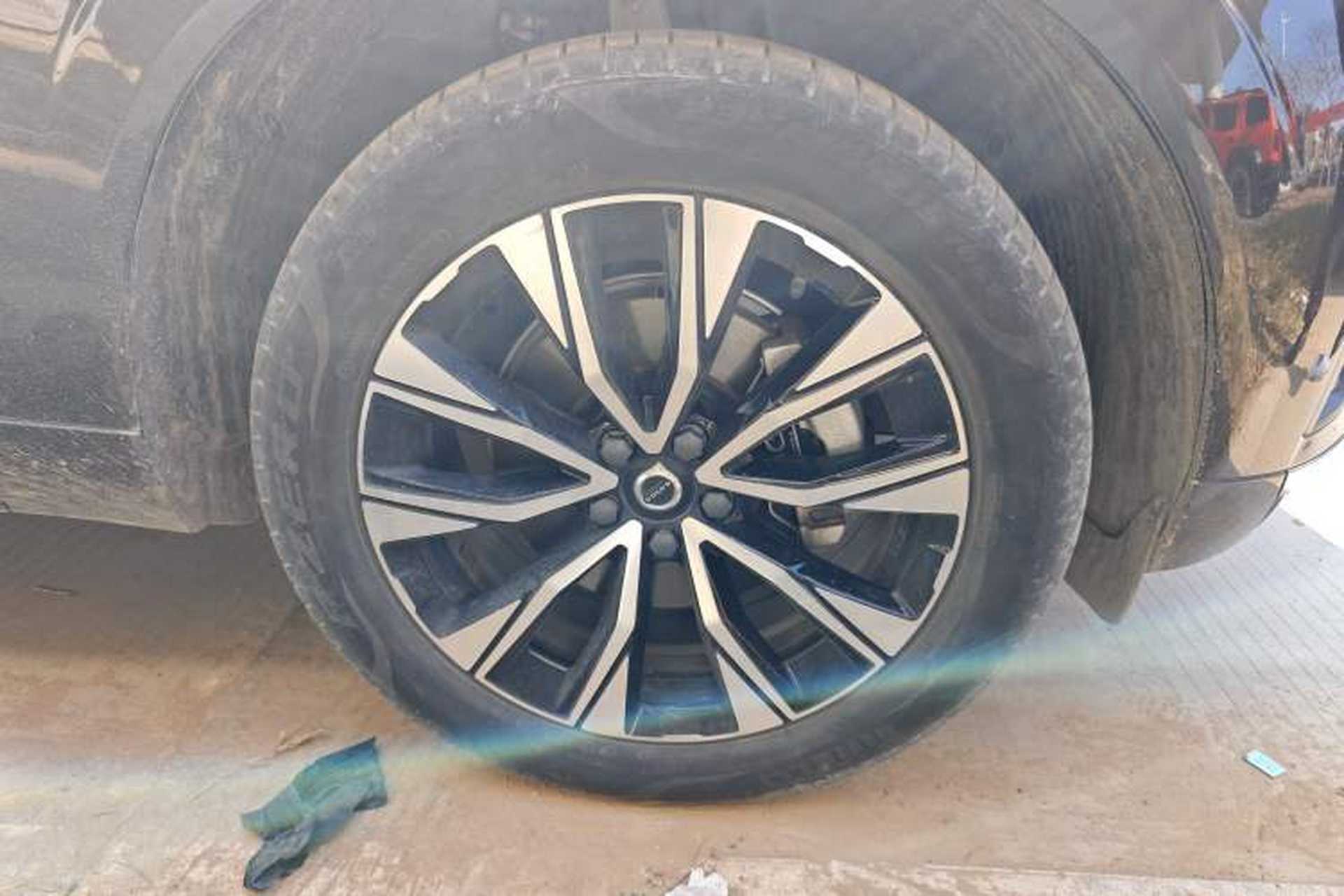 Used Volvo XC60 2023 B5 4x4 Smart Luxury Edition Right Front Wheel Hub