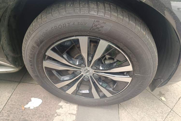 Used Volvo XC60 2023 B5 4x4 Smart Luxury Edition Right Front Wheel Hub