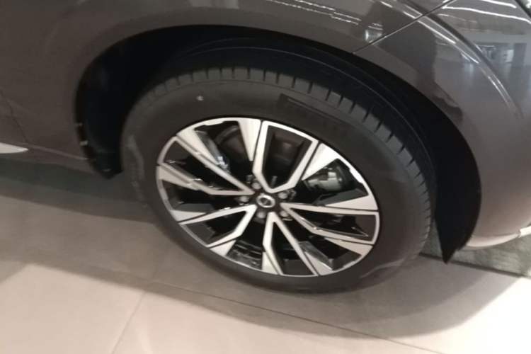 Used Volvo XC60 2023 B5 4x4 Smart Luxury Edition Right Front Wheel Hub