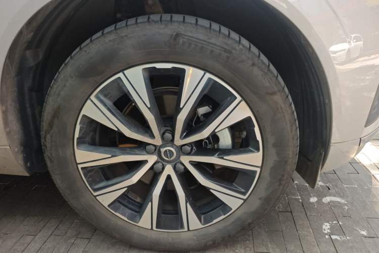 Used Volvo XC60 2023 B5 4x4 Smart Luxury Edition Right Front Wheel Hub