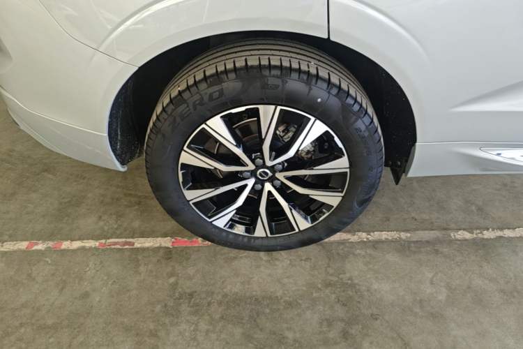 Used Volvo XC60 2023 B5 4x4 Smart Luxury Edition Right Rear Wheel Hub