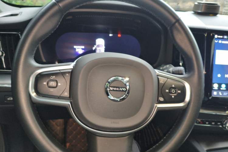 Used Volvo XC60 2023 B5 4x4 Smart Luxury Edition Steering Wheel