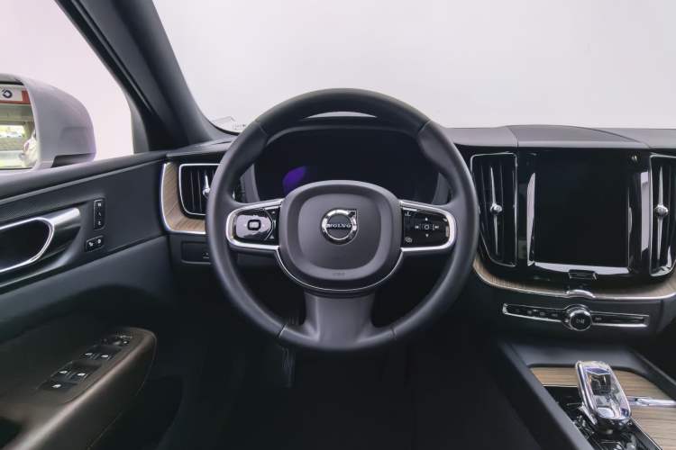 Used Volvo XC60 2023 B5 4x4 Smart Luxury Edition Steering Wheel