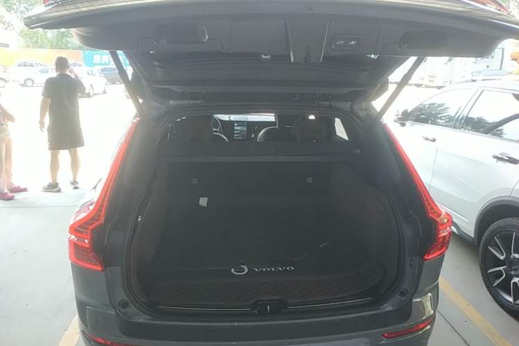 Used Volvo XC60 2023 B5 4x4 Smart Luxury Edition Trunk