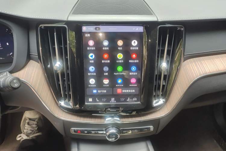 Used Volvo XC60 2023 B5 4x4 Smart Luxury Edition Audio And AC Panel