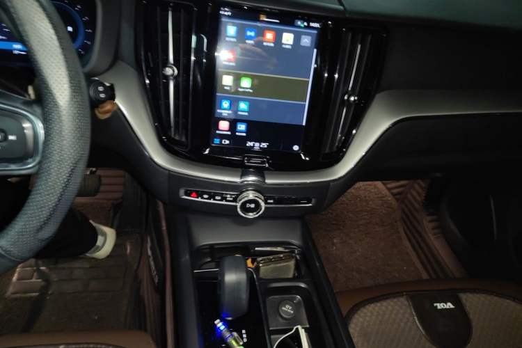 Used Volvo XC60 2023 B5 4x4 Zhiyi Sport Edition Audio And AC Panel