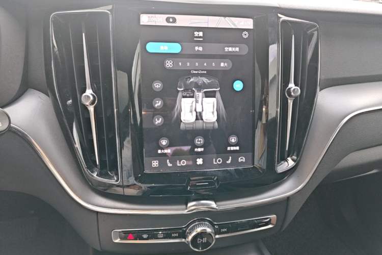Used Volvo XC60 2023 B5 4x4 Smart Luxury Edition Audio And AC Panel