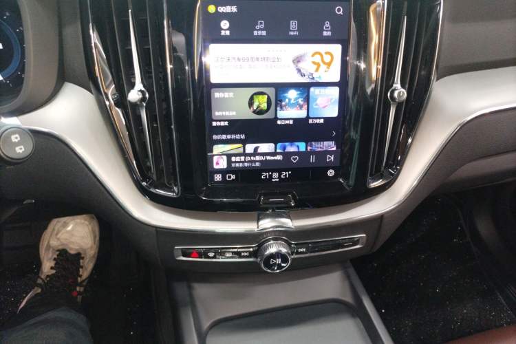 Used Volvo XC60 2023 B5 4x4 Smart Luxury Edition Audio And AC Panel