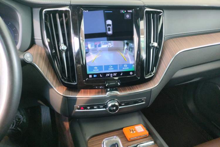 Used Volvo XC60 2023 B5 4x4 Smart Luxury Edition Audio And AC Panel
