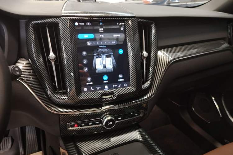 Used Volvo XC60 2023 B5 4x4 Smart Luxury Edition Audio And AC Panel