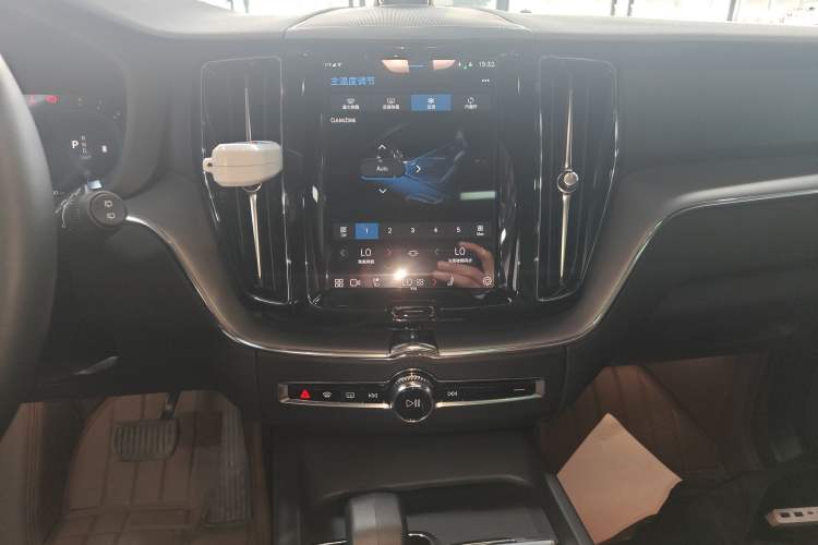 Used Volvo XC60 2023 B5 4x4 Smart Luxury Edition Audio And AC Panel