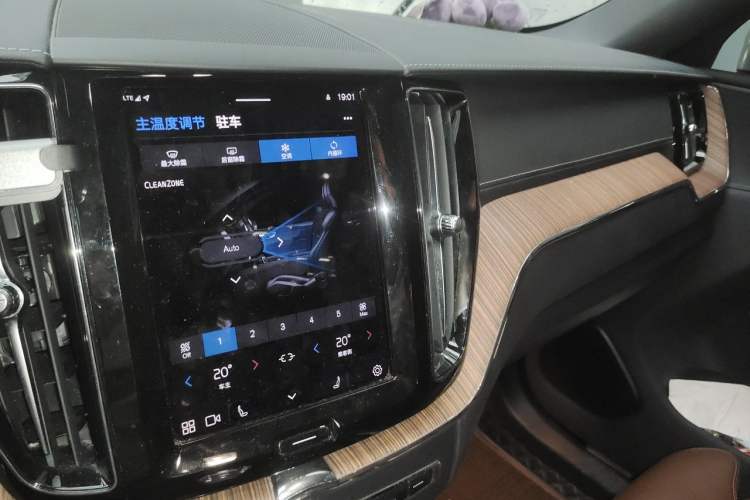 Used Volvo XC60 2023 B5 4x4 Smart Luxury Edition Audio And AC Panel