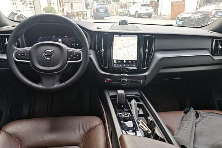 Used Volvo XC60 2023 B5 4x4 Smart Luxury Edition Center Console