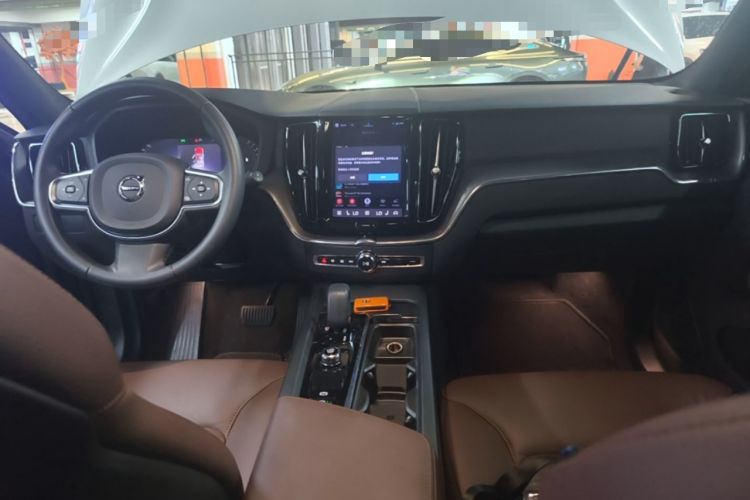 Used Volvo XC60 2023 B5 4x4 Smart Luxury Edition Center Console