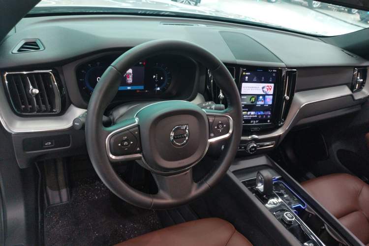 Used Volvo XC60 2023 B5 4x4 Smart Luxury Edition Center Console