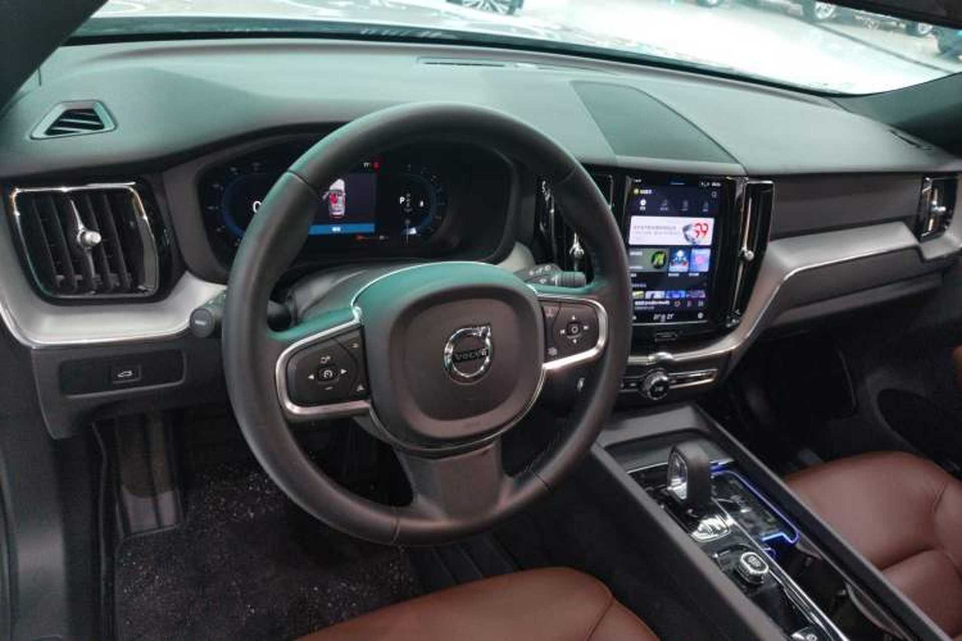 Used Volvo XC60 2023 B5 4x4 Smart Luxury Edition Center Console
