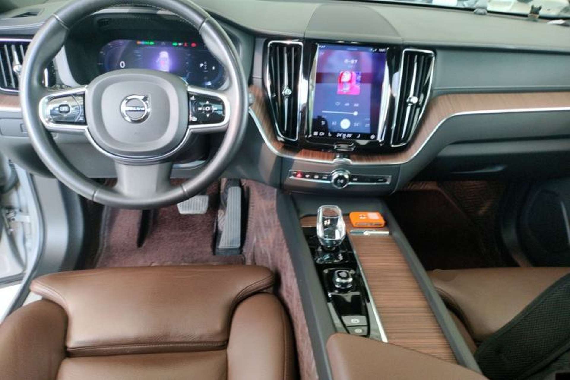 Used Volvo XC60 2023 B5 4x4 Smart Luxury Edition Center Console