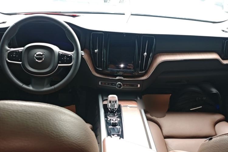 Used Volvo XC60 2023 B5 4x4 Smart Luxury Edition Center Console