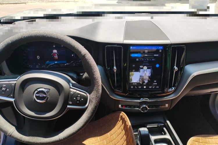Used Volvo XC60 2023 B5 4x4 Smart Luxury Edition Center Console