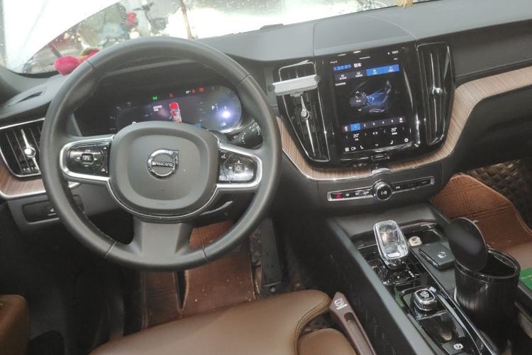 Used Volvo XC60 2023 B5 4x4 Smart Luxury Edition Center Console