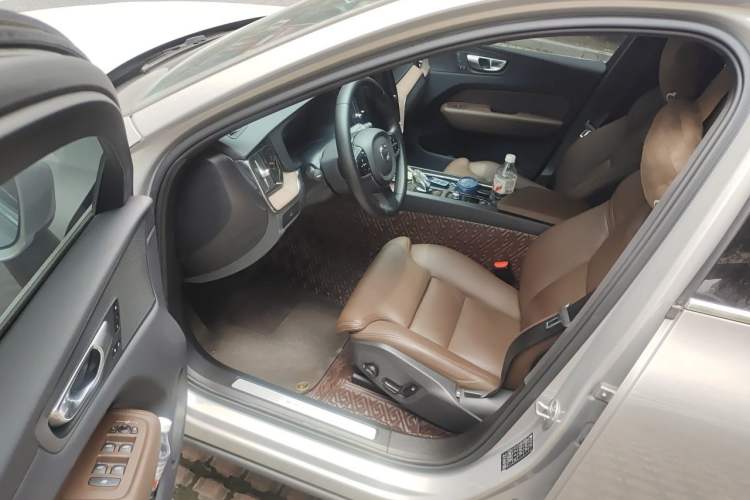 Used Volvo XC60 2023 B5 4x4 Smart Luxury Edition Driver Seat
