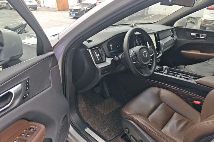 Used Volvo XC60 2023 B5 4x4 Smart Luxury Edition Driver Seat