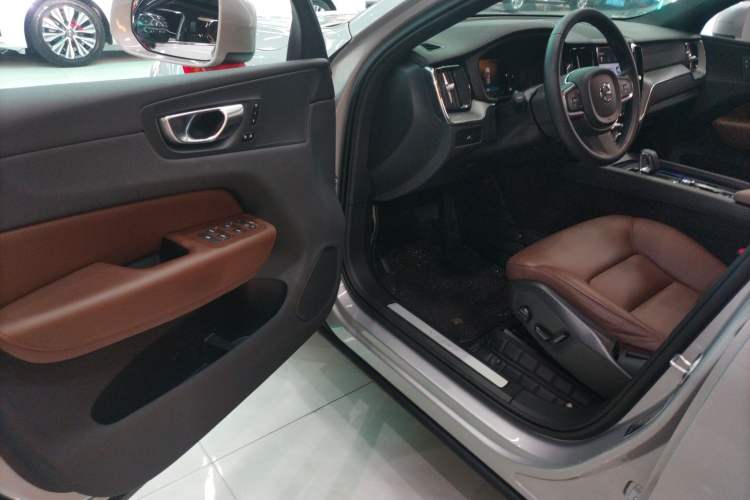 Used Volvo XC60 2023 B5 4x4 Smart Luxury Edition Driver Seat