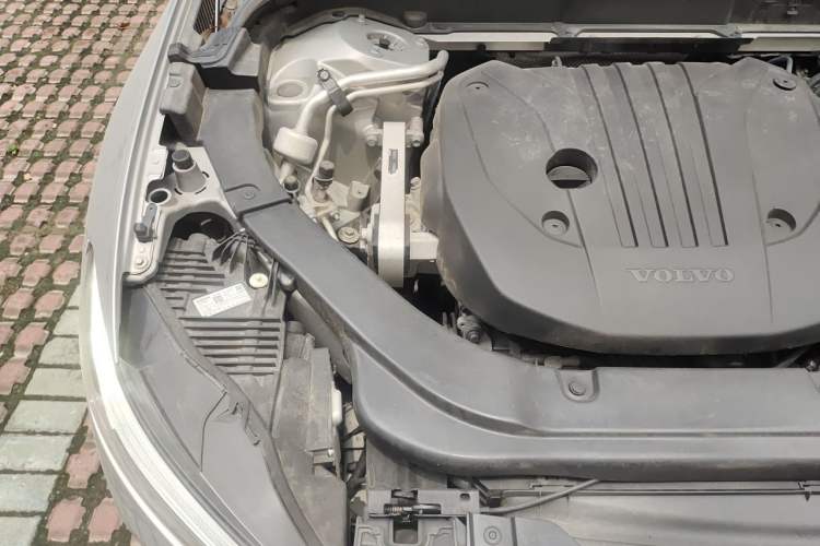 Used Volvo XC60 2023 B5 4x4 Smart Luxury Edition Engine Bay Right