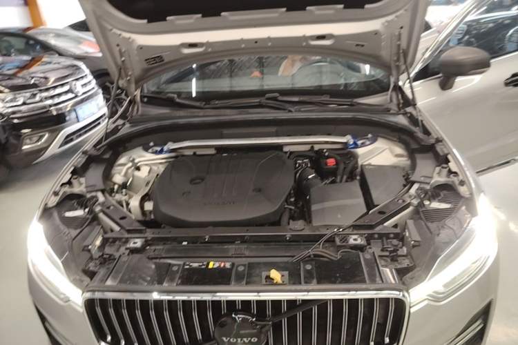 Used Volvo XC60 2023 B5 4x4 Smart Luxury Edition Engine Bay