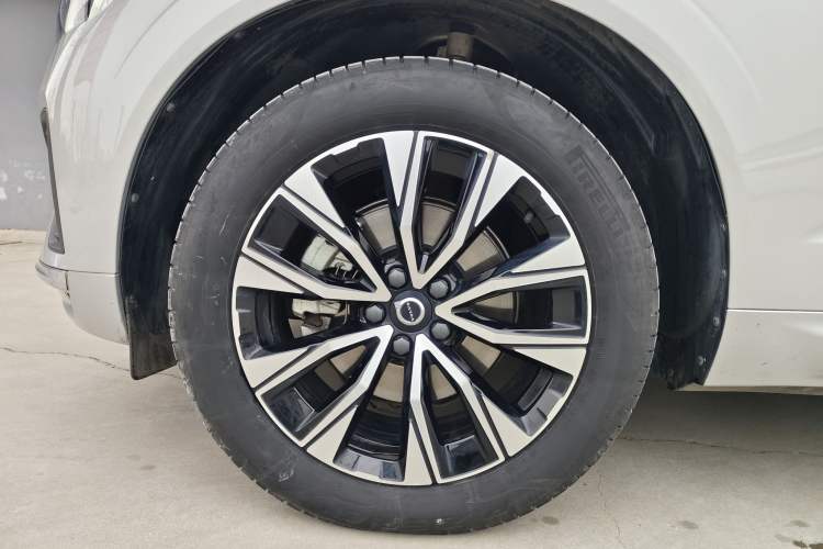 Used Volvo XC60 2023 B5 4x4 Smart Luxury Edition Exterior 7