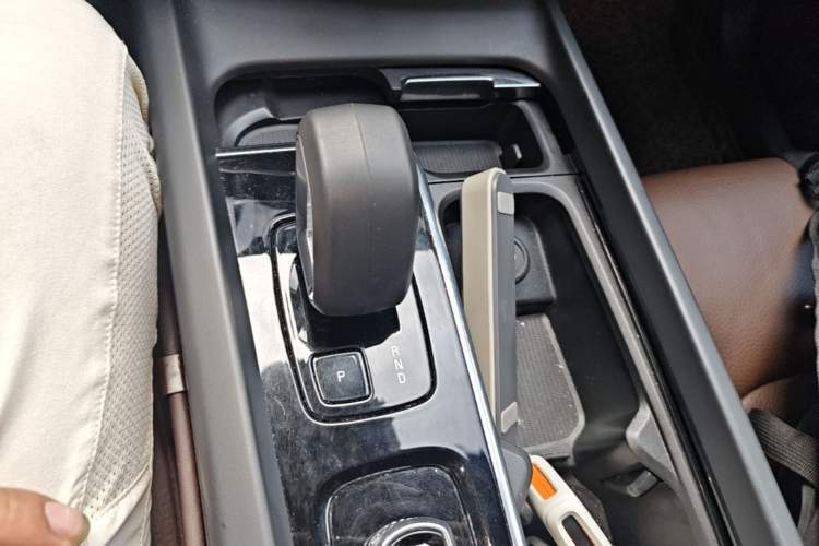 Used Volvo XC60 2023 B5 4x4 Smart Luxury Edition Gear Lever