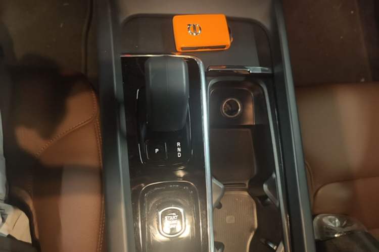 Used Volvo XC60 2023 B5 4x4 Smart Luxury Edition Gear Lever
