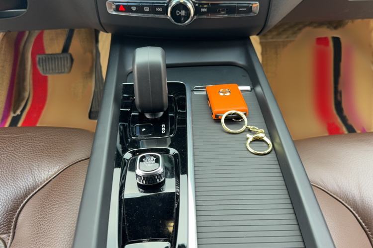 Used Volvo XC60 2023 B5 4x4 Smart Luxury Edition Gear Lever