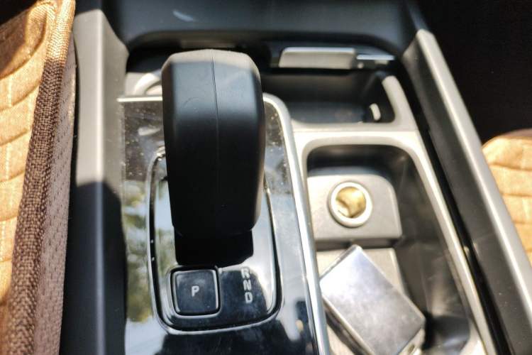 Used Volvo XC60 2023 B5 4x4 Smart Luxury Edition Gear Lever