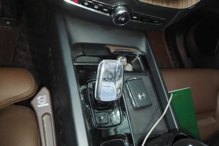 Used Volvo XC60 2023 B5 4x4 Smart Luxury Edition Gear Lever
