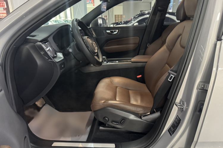 Used Volvo XC60 2023 B5 4x4 Smart Luxury Edition Interior 2