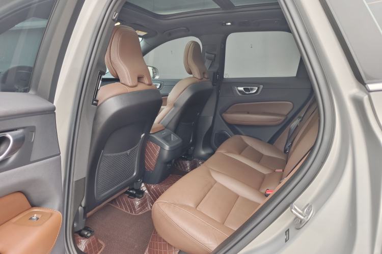 Used Volvo XC60 2023 B5 4x4 Smart Luxury Edition Interior 2